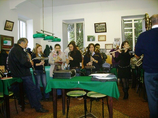 la banda di Sussisa suona all'interno della SOMS