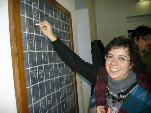 La Dr.ssa Barbara Picasso, Presidente del Collegio Sindacale della SOMS, scrive i numeri estratti sulla lavagna