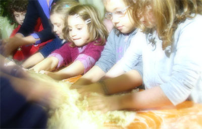 Bimbi che impastano il magico dolce di Natale