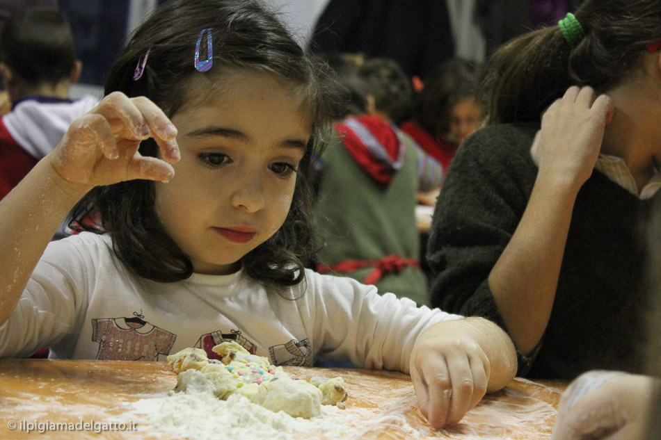 Bimbi che impastano il magico dolce di Natale